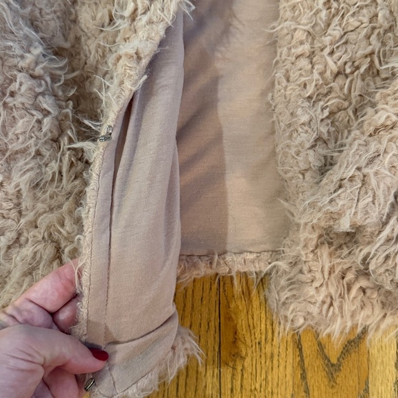 ✨ Stradivarius Pink Fuzzy Faux Fur Jacket Size Large EUC ✨ - Picture 3 of 4